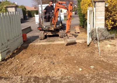 Terrassement avant pavage réalisation d'un accès à Chaleins 01480
