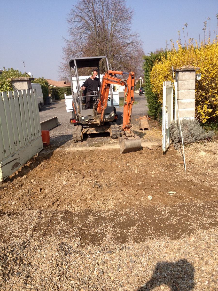 Terrassement avant pavage réalisation d'un accès à Chaleins 01480