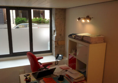 Bureau individuel sur rue avec grande fenêtre dépolie et applique murale à trois spots installée par fb électricité