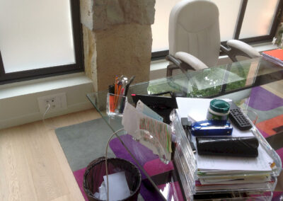 Bureau vitré du cabinet d’avocats, prises encastrées et postes de travail raccordés par fb électricité