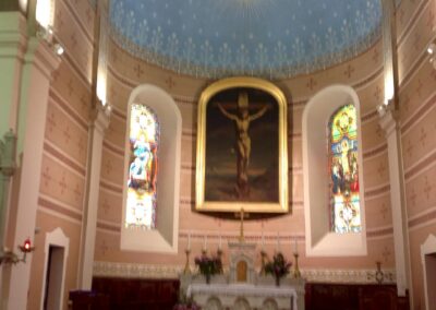 Chœur de l’église de saint-étienne-les-houlières, autel, vitraux et coupole bleue mis en valeur par un éclairage led rénové