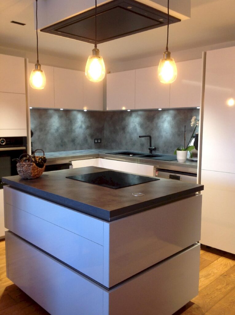Cuisine design avec îlot central, spots encastrés et suspensions au-dessus du plan de cuisson, rénovation électrique complète