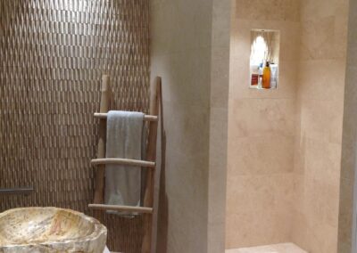 Douche à l’italienne et mur texturé, éclairage encastré sécurisé dans la salle d’eau rénovée par fb électricité