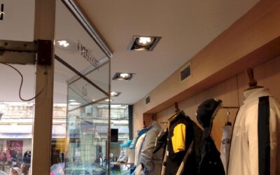 Éclairage led de la vitrine d’un magasin de vêtements rue nationale à villefranche-sur-saône, spots encastrés mettant en valeur les mannequins en façade