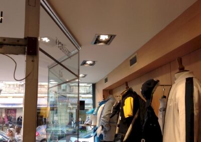 Éclairage led de la vitrine d’un magasin de vêtements rue nationale à villefranche-sur-saône, spots encastrés mettant en valeur les mannequins en façade
