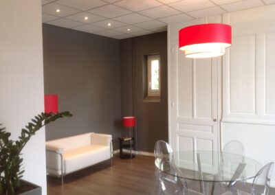 Espace d’accueil du cabinet d’avocats rénové, avec éclairage encastré au plafond, appliques et prises intégrées par fb électricité