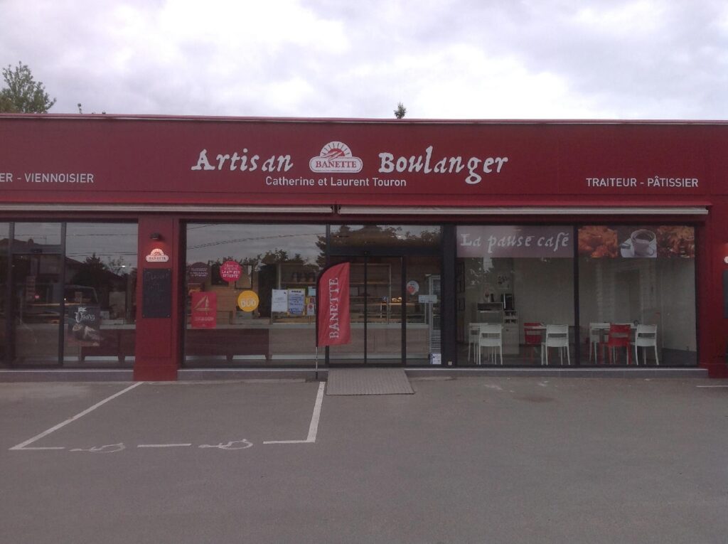 Façade de la boulangerie banette à saint-georges-de-reneins, ancien local commercial transformé en magasin neuf après rénovation électrique par fb électricité – socadel
