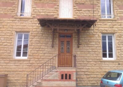 Façade en pierre dorée d’un cabinet d’avocats à villefranche-sur-saône, après rénovation électrique discrète de l’entrée et de l’éclairage extérieur