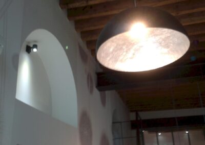 Grand volume d’accueil du cabinet d’avocats à lyon, éclairé par suspensions design et spots muraux installés par fb électricité