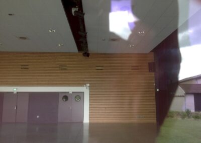 Grande salle de l’espace capella, mur bois et plafond technique avec projecteurs et sonorisation installés lors de la rénovation électrique