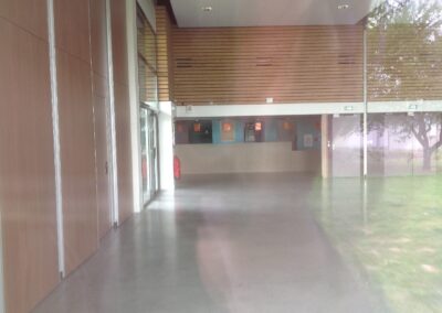 Hall d’accueil vitré de l’espace capella, éclairage intérieur moderne et distribution électrique adaptés aux événements communaux