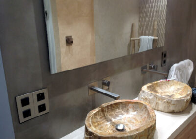 Salle de bain contemporaine avec vasques en pierre et robinetterie murale, installation électrique soignée fb électricité